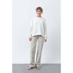 เสื้อสเวตเชิ้ตแขนปักลายตาข่ายสีเอครู แบรนด์วูเมนส์โซล สำหรับสไตล์ลำลองและสปอร์ต สวมใส่สบาย - Product Image 1