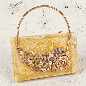Pochette élégante en résine dorée avec détails floraux en métal et poignée supérieure, fabriquée à la main pour mariages et soirées. - Product Image 1