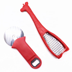 Râpe à fromage girafe en plastique en acier inoxydable avec coupe-<span class=keywords><strong>pizza</strong></span> deux en un, vente en gros - Product Image 2