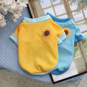 Suéter de punto gofrado con diseño de girasol para gatos y perros, amarillo y azul, ropa para mascotas de poliéster - Product Image 1