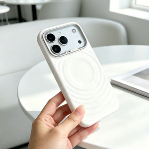 Funda Magnética de Silicona Líquida con Incrustaciones de Diamantes para iPhone 17 Pro/Max, Modelo S085, con Marco para Lente y Diseño Corrugado - Product Image 1