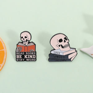 Spilla Smaltata a Forma di Scheletro che Legge, 'Stay Weird Read Books Be Kind', Gioiello di Moda, Regalo per Amici - Product Image 2