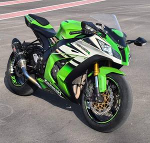 Motocicleta Deportiva <span class=keywords><strong>Kawasaki</strong></span> <span class=keywords><strong>ZX10R</strong></span> de 1000cc, Cuatro Cilindros, Refrigerada por Agua, para Pista, Carreras y Calle - Product Image 3