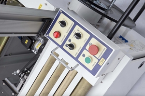 เครื่องรัดกล่องอัตโนมัติ SPK-101D สำหรับงานหนัก ระบบไฮดรอลิก 380V พร้อมมอเตอร์ปั๊มและ PLC สำหรับบรรจุภัณฑ์ไม้ ใช้งานง่าย - Product Image 3