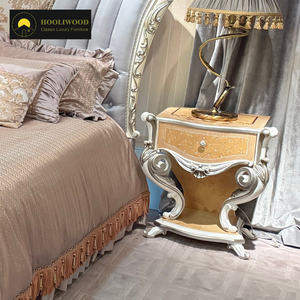 Mesita <span class=keywords><strong>de</strong></span> <span class=keywords><strong>Noche</strong></span> Clásica <span class=keywords><strong>de</strong></span> Lujo <span class=keywords><strong>de</strong></span> Estilo Francés en Blanco <span class=keywords><strong>y</strong></span> Dorado con Tallado <span class=keywords><strong>y</strong></span> Forma Curva para Dormitorios <span class=keywords><strong>de</strong></span> Villas - Product Image 3