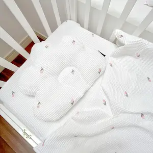 La maglia del ricamo a forma di nuvola ha stampato il cuscino in memory foam modellante per la testa del letto anti-rotolo del bambino della casa di bambù per il neonato