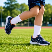 Chaussettes de sport mi-mollet respirantes personnalisées en gros, chaussettes athlétiques en coton doux et maille, fabricant OEM de chaussettes de sport pour enfants à faible MOQ