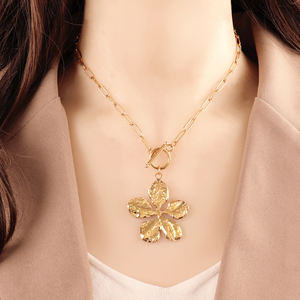 ユニークなテクスチャフラワーネックレス女性ステンレス鋼メッキ18Kゴールドキャストハンマーパターン5花女性チョーカーネックレス - Product Image 5