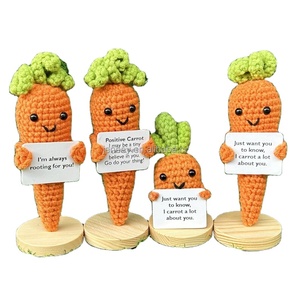 Presente personalizado Crochet Cenoura Sorrindo Crochet Caring Carrot Family Set Handmade Knitted Carrot Love Gifts Desk Acessório