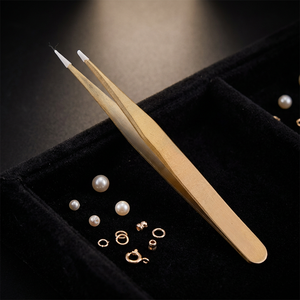 Pince à épiler incurvée en acier inoxydable à pointe dentelée en forme de C, précise et durable, pour extensions de cils 3D en volume - Product Image 4