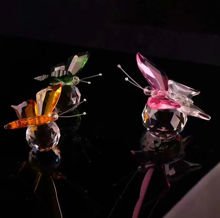 Farfalla volante in cristallo con base a sfera Figurine Collezione in vetro artistico Ornamento Fermacarte in vetro per animali per regali di Natale rosa 