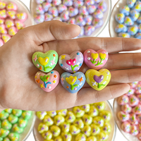 Breloques en acrylique DIY en forme de cœur, peintes à la main, style graffiti, à trou traversant, motifs de dessins animés, perles pour stylos en acrylique DIY