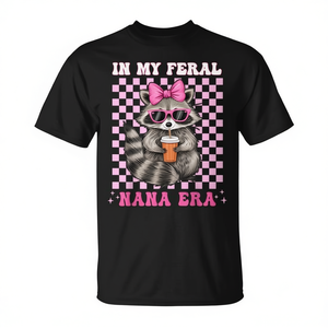 Camiseta In My Feral Nana Era Raccoon con diseño a cuadros rosa, talla unisex para adultos - Product Image 2