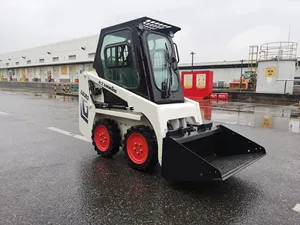 Chargeuse compacte sur pneus LG303 de marque réputée, moteur diesel, cabine fermée, pour travaux de construction et utilisation agricole - Product Image 1