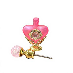 Botella de perfume de vidrio de color rosa romántico en forma de corazón con base dorada y tapón de cristal. - Product Image 2