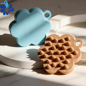 Brosse de massage du cuir chevelu en silicone en forme de fleur avec trou de suspension pour les soins capillaires - Product Image 2