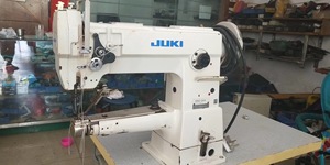 Machine à coudre industrielle d'occasion Juki 244 à bras cylindrique et pied entraîneur, fabriquée au Japon - Product Image 3