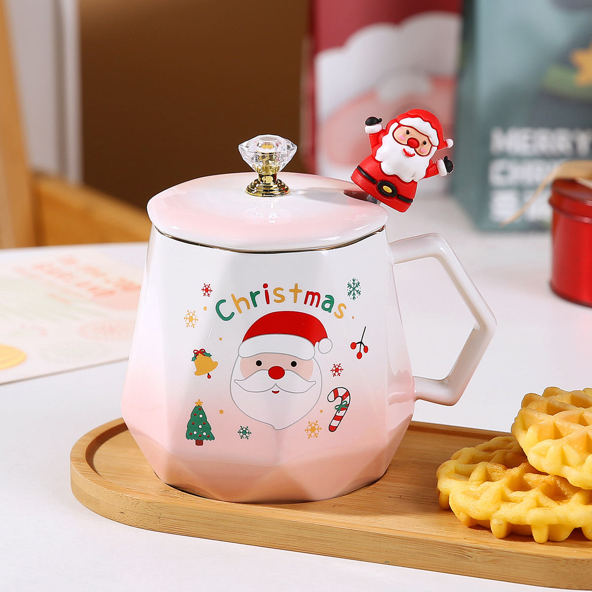 Tapa de taza con cabeza de Papá Noel, cuchara rosa