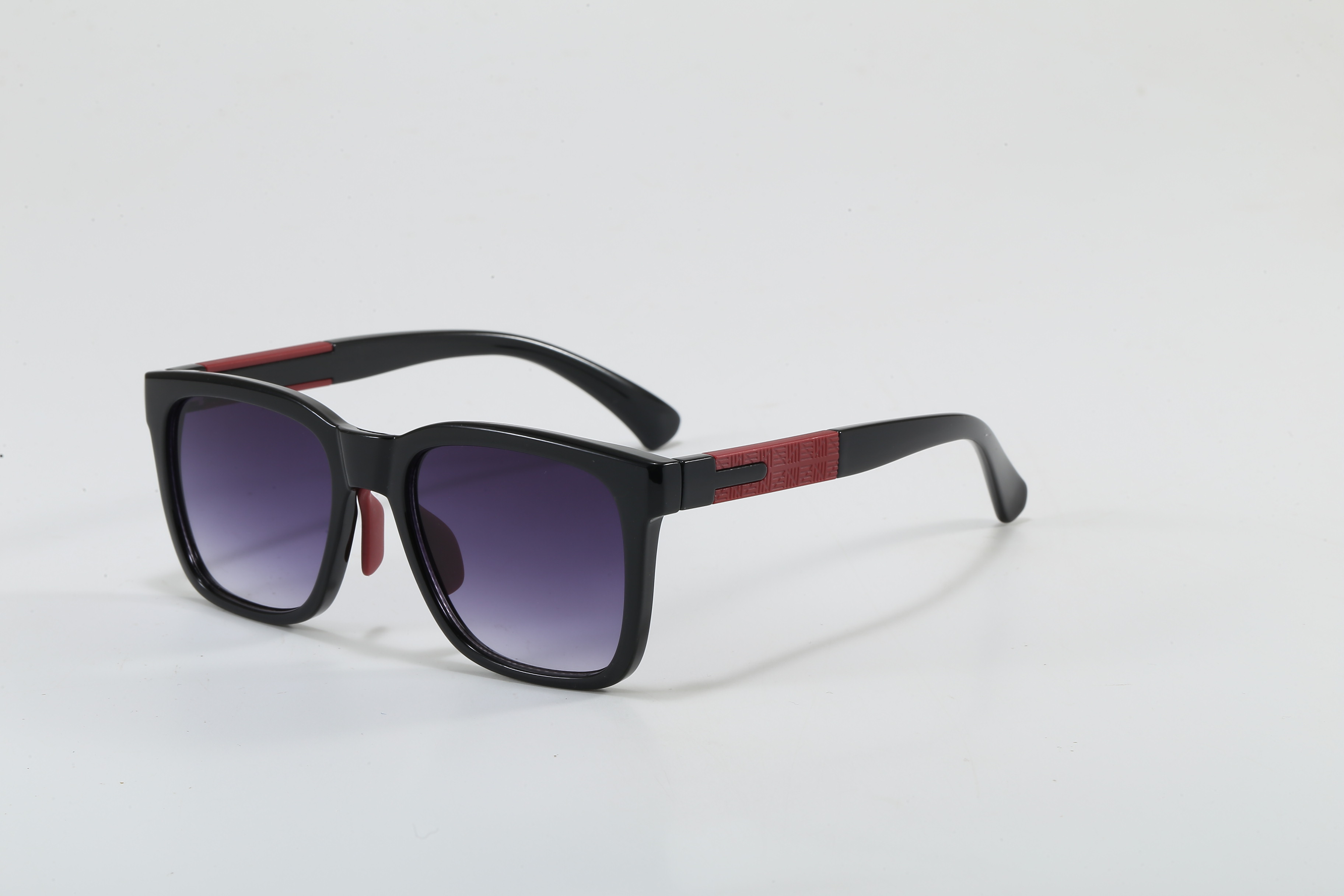 Cadre noir rouge, pièce gris-violet.
