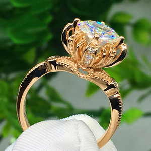 Anello di fidanzamento F1114 Crown Opal in oro massiccio 18 carati con taglio ovale e montatura a griffe, gioiello raffinato da donna - Product Image 1