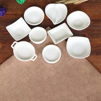 Assiettes en céramique blanches pures, design irrégulier, petites coupelles pour sauce soja, vinaigre, condiments, cornichons, pour restaurants et hôtels (vente en gros)