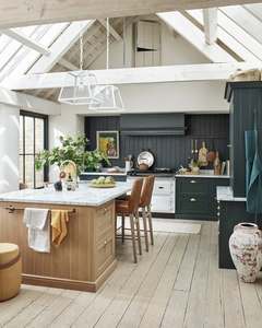 Mobili da Cucina Vermonhouzz in Stile Country Inglese su Misura con <span class=keywords><strong>Travi</strong></span> in Legno Bianco <span class=keywords><strong>a</strong></span> <span class=keywords><strong>Vista</strong></span> e Sgabelli da Bar in Pelle per Hotel - Product Image 1