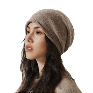 قبعة صوفية للجنسين من صوف الميرينو 100%، محبوكة بدون خياطة، فائقة النعومة والدفء، بتصميم فضفاض وحافة قابلة للطي، مناسبة للشتاء والشاطئ والأعمال والسفر، بنمط سادة - Product Image 1