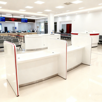 Comptoir de service public moderne et personnalisé en MDF, éco-responsable et durable, pour banque, hall financier et réception