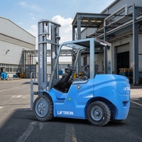 Montacargas Industrial Liftron CPD35 con Batería de Iones de Litio, Neumáticos Sólidos, Desplazador Lateral Eléctrico y Tracción Delantera para Flujo de Materiales