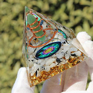 Pyramide en résine époxy Kogiya avec cristal, décoration d'intérieur avec aventurine verte et pierre de lune, impression UV, gravure interne, cadeau DIY - Product Image 1