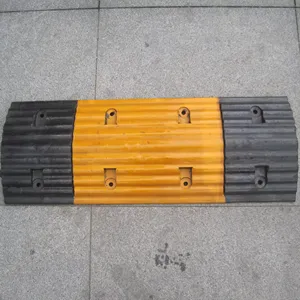 Obvious Strip Road Speed Bump Hump And Reflection Effect Rurable Rubber Speed Bumps