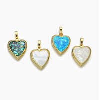 YH2066 Pendentif Cœur Médaillon Commémoratif en Laiton Scintillant Plaqué Or 18K avec Coquille d'Opale, Breloques pour la Création de Bijoux DIY