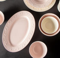Service de vaisselle en céramique rose à motifs floraux en relief, assiettes, bols, tasses pour la cuisine, les mariages, les douches nuptiales, les fêtes et les occasions spéciales
