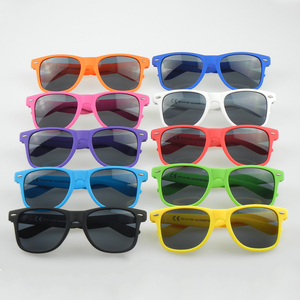 Venta al por mayor 2025 UV400 gafas de sol nueva tendencia de goma naranja lindo logotipo personalizado negro/blanco marco colores para ocasiones de verano PC - Product Image 6