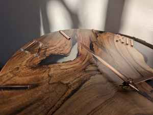 Reloj de Pared de Resina Contemporáneo con Marco de Madera, Elegante, Duradero y Funcional, Perfecto para la Sala de Estar - Product Image 3