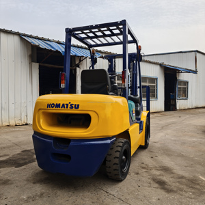 Chariot élévateur Komatsu FD30 de trois tonnes, machine de levage d'origine Komatsu du Japon, chariot élévateur diesel avec siège conducteur, d'occasion - Product Image 5