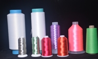 Fil à broder en soie OEKO-TEX 110D/2 120D/2 150D/2 300D/2 polyester 1500 couleurs teintées en stock