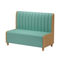 Ensemble de meubles de restaurant en bois pour café : canapé, chaises et table, sièges de banquette, style décontracté.