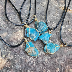 Collana con ciondolo in Apatite naturale blu con nodo di alta gioielleria - Product Image 1