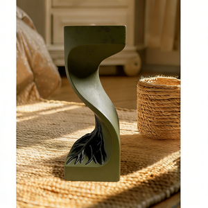 Piedistallo in Resina Intrecciata con Dettaglio Radice - Finitura Verde Oliva, Supporto Scultoreo Artistico per Arredamento Interno Contemporaneo - Product Image 2