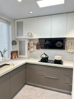 Aparador Moderno con Cajones, Almacenamiento y Puertas, Color Gris y Blanco, para Comedor