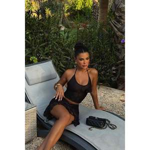 ชุดลำลองผ้าฝ้ายลูกไม้สีดำ Black Darrel ระบายอากาศได้ดี เสื้อทรงเอเข้ารูปพร้อมกางเกงทรงหลวม สไตล์คลับเก๋ไก๋สำหรับฤดูร้อน - Product Image 3