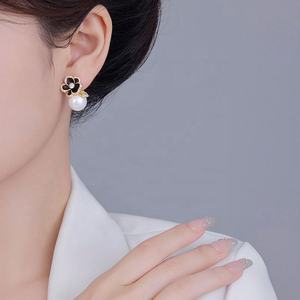 Boucles d'oreilles clous en argent S925 avec rose noire et fleur stéréoscopique, zircon de haute qualité, perle, pour femmes, tendance et simples - Product Image 5