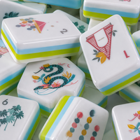 Un ensemble de 160 tuiles de Mahjong en provenance des États-Unis, avec un motif de dos en perles acryliques sur le thème d'une plage tropicale