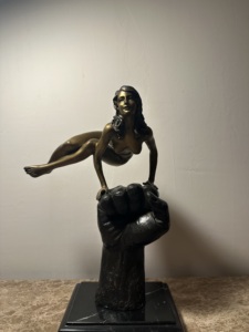 Escultura de Bronce Estilo Americano de una Chica Guiando a un Leopardo; Escultura Figurativa Estilo Europeo - Product Image 4