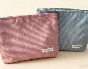 Pochette de maquillage à fermeture éclair en nylon durable avec logo personnalisé et motif géométrique, pochette de capacité moyenne - Product Image 1