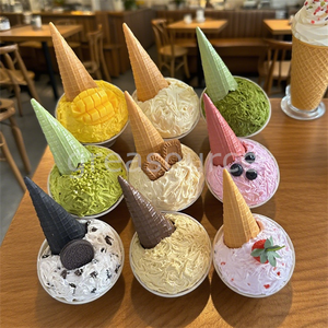 Modèle de crème glacée exquis, coupe et cornet croustillants, saveur réaliste, garni de biscuits, fruits et chocolat, pour présentation en pâtisserie - Product Image 2