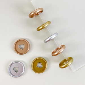 แผ่นดิสก์รูปหัวใจแบบไดคัทสำหรับงานสมุดภาพ ดิสก์พลาสติกแบบโลหะ สำหรับสมุดแพลนเนอร์ สมุดบันทึก สมุดโน้ต หรืออัลบั้ม - Product Image 1