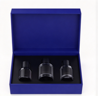 Boîte cadeau pour parfum bleue à couvercle rabattable avec 3 flacons et insert en mousse noire