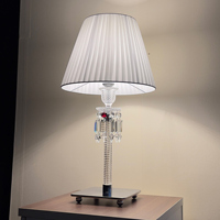 Lampe de table en cristal de luxe française, base en fer plaqué, abat-jour en tissu plissé, pompon en cristal rouge torsadé pour chambre, villa, hôtel